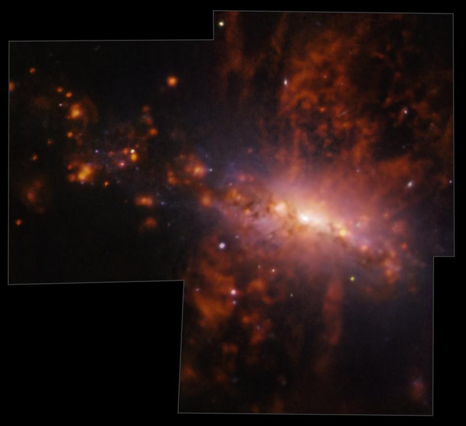 Eine gesprenkelte, verschwommene Ansicht einer Galaxie mit einer hellen Zentralregion.