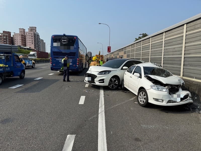 國1高雄中正交流道追撞  4車受損、3人傷 國道1號北向中正路交流道1日下午發生追撞事故，一 輛遊覽車追撞前方車輛，造成4部車碰撞受損、3人受 傷，事故原因待警方調查釐清。 （第五公路警察大隊提供） 中央社記者張已亷傳真  113年4月1日 