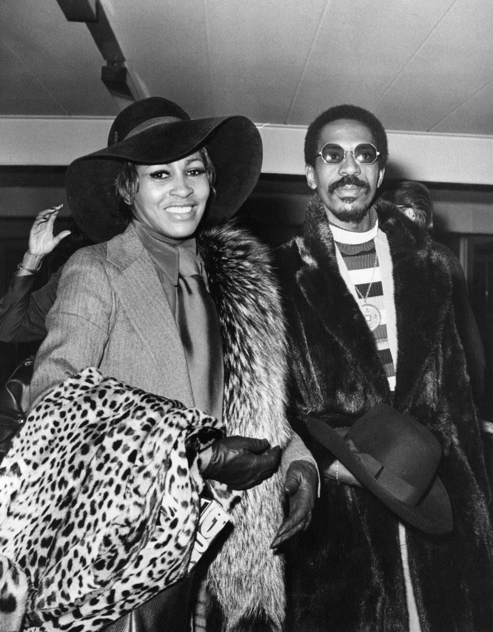 Als sie ihren späteren Mann Ike Turner kennenlernte, war sie 18 Jahre alt: Anna Mae Bullock, die spätere Tina Turner. 18 Jahre verbrachte sie mit dem Songwriter, Musiker und Bandleader Ike. Beruflich eine erfolgreiche, wenn auch extrem arbeitsintensive Zeit. Privat jedoch: die reine Hölle. (Bild: Evening Standard/Getty Images)