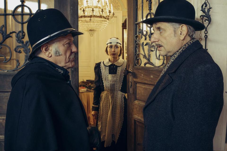 Schon als Constable Ivor Partridge (Miroslav Nemec, links) und Chief Inspector Francis Lightmyer (Udo Wachtveitl) von Hausmädchen Heather (Marie Rathscheck) in Empfang genommen werden, ahnen sie Schreckliches. (Bild: BR/Bavaria Fiction GmbH/Hendrik Heiden)