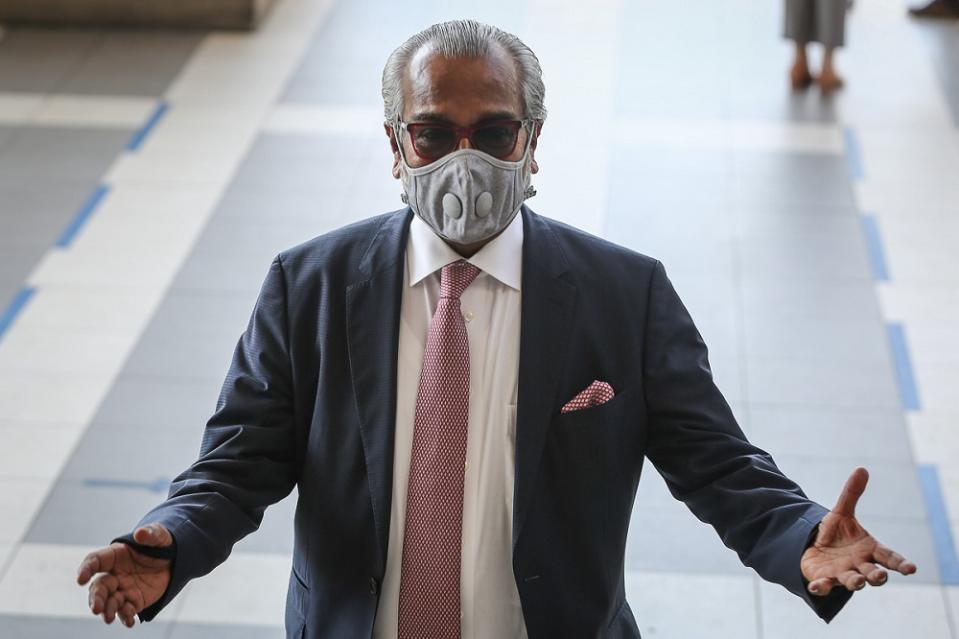 Lawyer Tan Sri Shafee Abdullah speaks to reporters at the Kuala Lumpur High Court Complex February 18, 2021. — Picture by Yusof Mat Isa