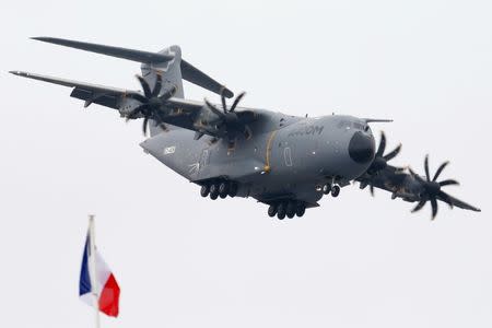 An Airbus A400m military aircraft participates in a flying display during the 51st Paris Air Show at Le Bourget airport near Paris, June 15, 2015. REUTERS/Pascal Rossignol