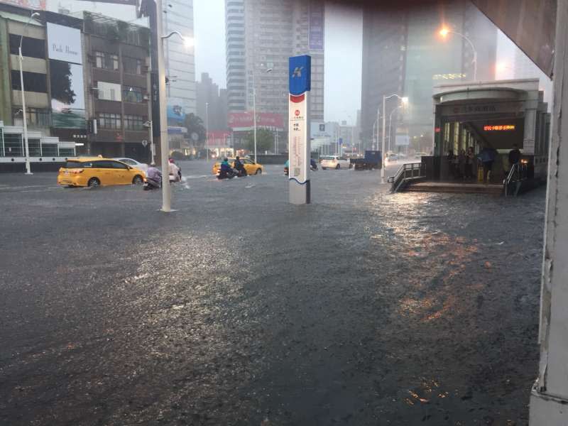 高雄市豪雨驚人，時雨量攀高到108毫米，各地陸續傳出災情。（圖／徐炳文攝）