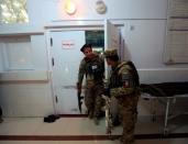 Las fuerzas de seguridad afganas inspeccionan el hospital tras un ataque al vehículo que transportaba al médico japonés Tetsu Nakamura en Jalalabad, Afganistán, el 4 de diciembre de 2019
