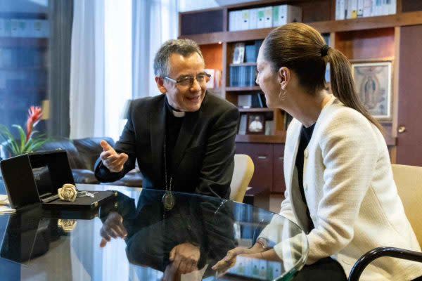 Claudia Sheinbaum entrega rosa bendecida por el papa Francisco a rector de la Basílica. Foto: X @Claudiashein