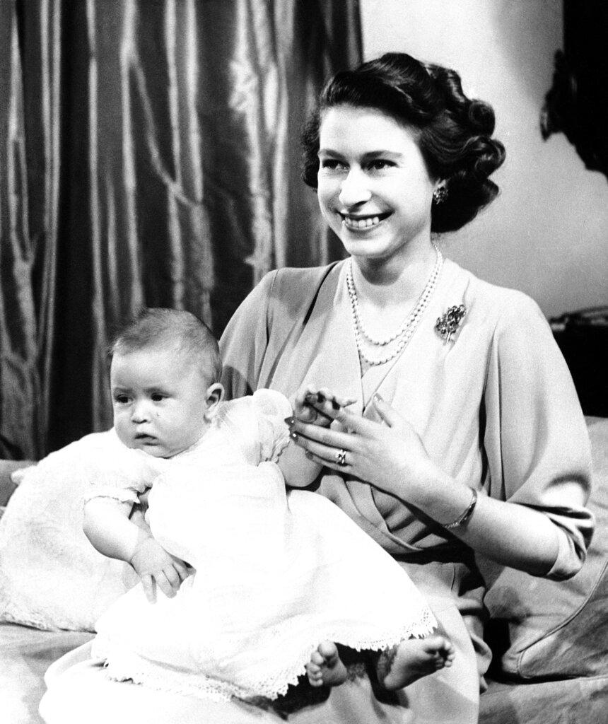 英國女王：1949年4月10日，英國伊麗莎白公主與她的長子查爾斯。（AP）