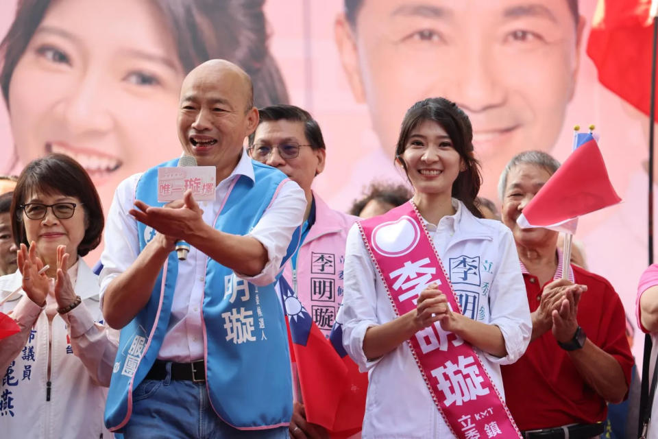 國民黨立委參選人李明璇今(16日)成立競選總部，前高雄市長韓國瑜現身輔選。(圖/中天新聞，李俊毅攝)