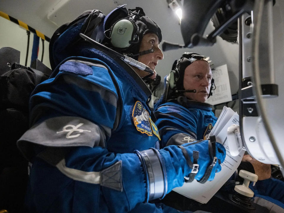 Die Nasa-Astronauten Butch Wilmore und Suni Williams führen Anzugsoperationen im Boeing Starliner-Simulator im Johnson Space Center durch. - Copyright: NASA/Robert Markowitz