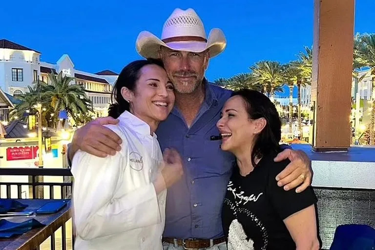 Costner, acompañado de dos mujeres en Las Vegas
