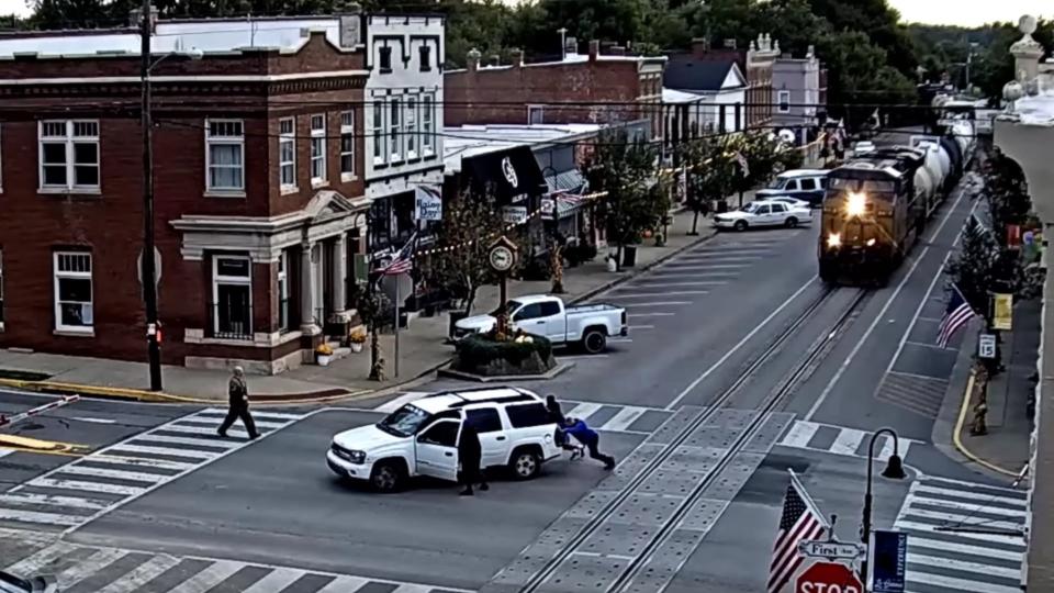 Strangers Rescue Mother And Children From Train