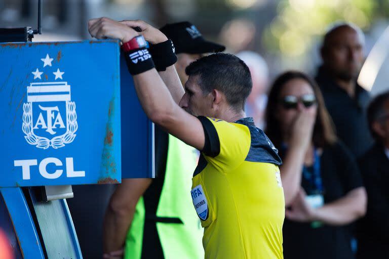 Andrés Merlos fue convocado dos veces a ver la misma jugada en Riestra - River el domingo por la Copa de la Liga Profesional