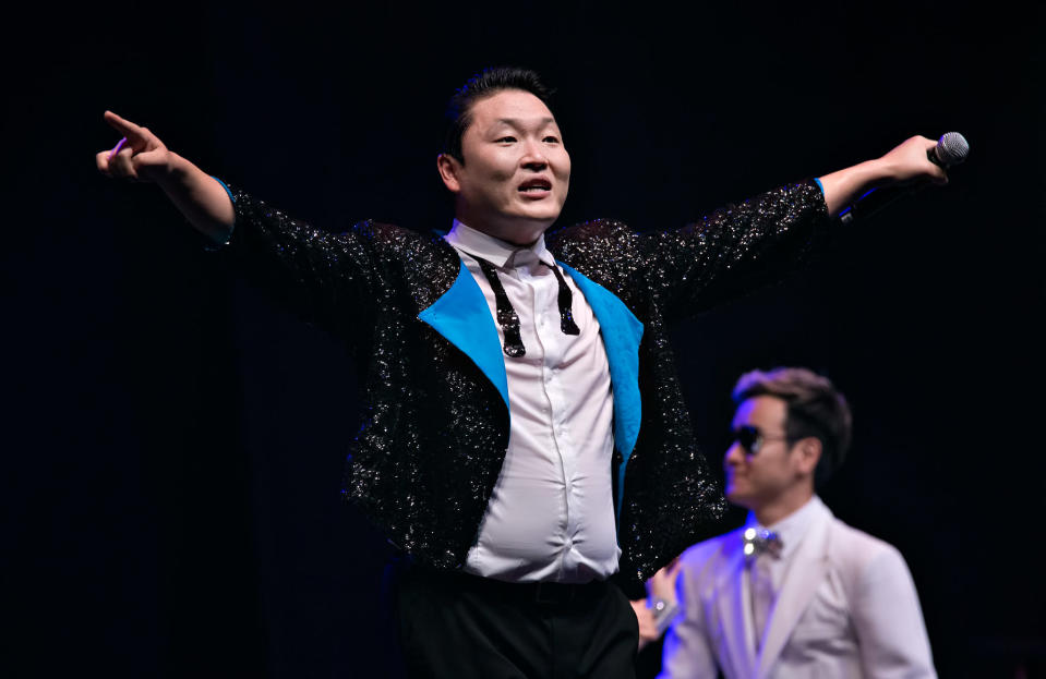 Psy performs in a free showcase at Marina Bay Sands. (Yahoo! photo)