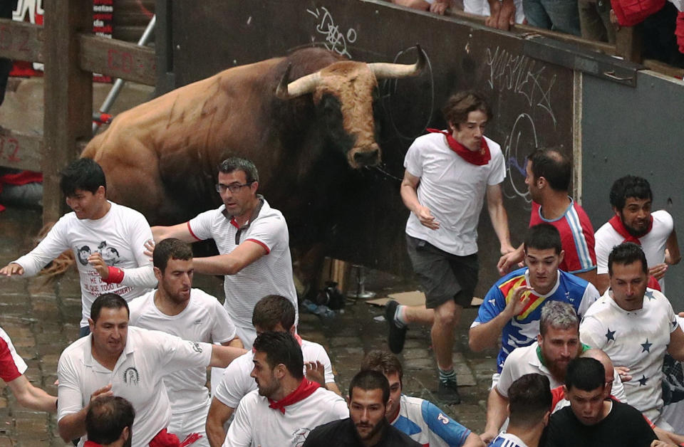 <p>El toro “Huracán” de la debutante ganadería salmantina de Puerto de San Lorenzo, que ha protagonizado el multitudinario encierro de este domingo al adelantar a la manada en el primer tramo de la carrera y abrir en solitario el camino hacia la plaza con momentos de peligrosidad, choca en la curva de Mercaderes durante el tercer encierro de los Sanfermines 2017. EFE/Juan Pedro Urdíroz </p>