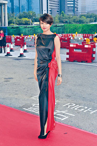 梁詠琪的Lanvin黑紅色長裙猶如魔鬼天使融合，昨晚她更負責獻唱三首經典電影主題曲。