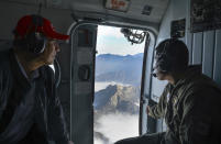 En esta imagen del 10 de septiembre de 2018 cortesía del gobierno peruano, el presidente Martín Vizcarra, a la izquierda, viaja a Trujillo, Perú, a bordo de un helicóptero. En un día normal, Vizcarra se levanta antes de las cinco de la mañana para leer los diarios. Determinado a extender su alcance en las islas más remotas del Perú, ha puesto énfasis en salir de Lima dos veces por semana, y decide a dónde ir preguntándole a sus asistentes por lugares a los que nunca ha asistido un presidente del país. (Andres Valle/Andina News Agency via AP)