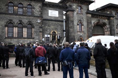 A man speaks to prison guards as they stand outside Wandsworth Reform Prison during an unofficial strike to protest against staffing levels and health and safety issues, in London, Britain, November 15, 2016. REUTERS/Dylan Martinez