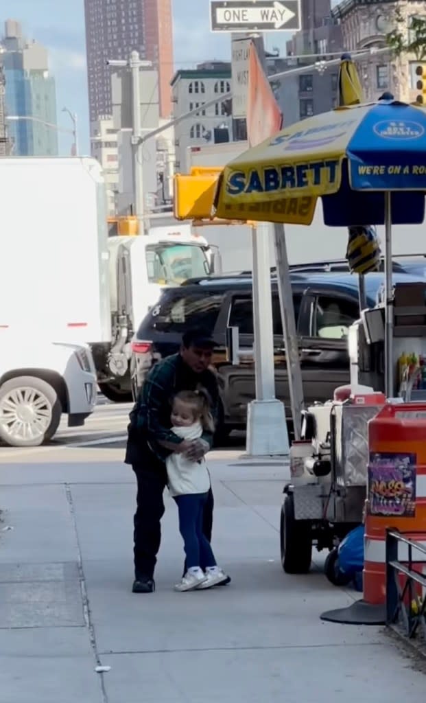 Sweet video captures a little girl greeting the Big Apple pretzel vendor outside of her school after she returned from vacation. Instagram/@basicallysoho