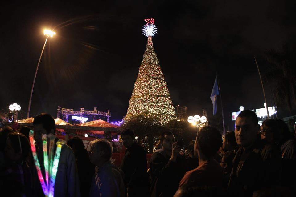 El acto de encendido de las luces navideñas en el Festival Árbol Gallo de Ciudad de Guatemala. REUTERS/Jorge Dan Lopez