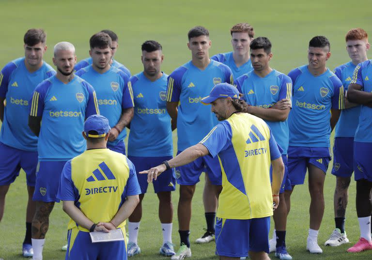 Martínez les marca el camino a los jugadores, en un ciclo que se inicia con cinco bajas por los futbolistas que se llevó el seleccionado sub 23 y por la salida de Valentín Barco.