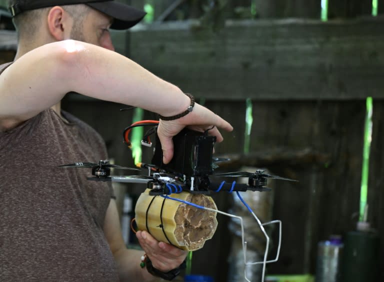 Un soldado ucraniano prepara un dron para enviarlo hacia posiciones rusas en la región de Donetsk, al este de Ucrania, el 10 de junio de 2024 en un lugar sin revelar (Genya Savilov)