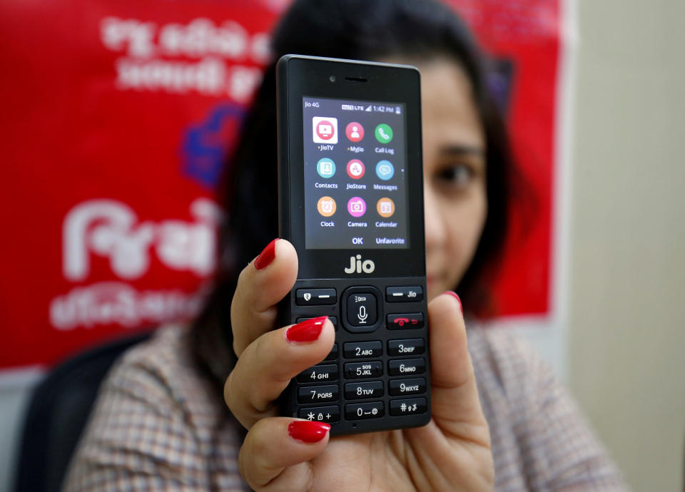 Una vendedora muestra la pantalla del teléfono de la marca JioPhone, uno de los más populares en la India. REUTERS/Amit Dave