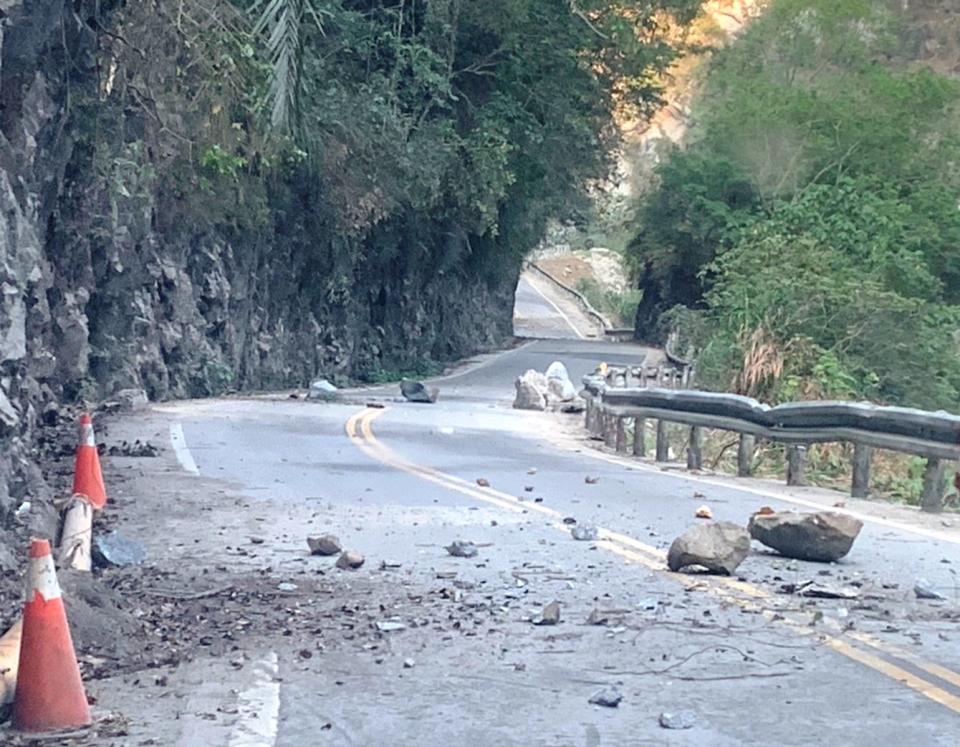 中橫公路東段，因地震引發落石不斷，上午暫時封閉，中午是否開放得視災情。（圖：公路局提供）