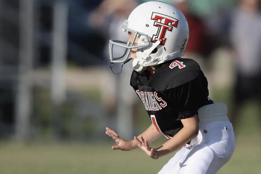 Legisladores de California lanzan propuesta para prohibir el fútbol americano infantil