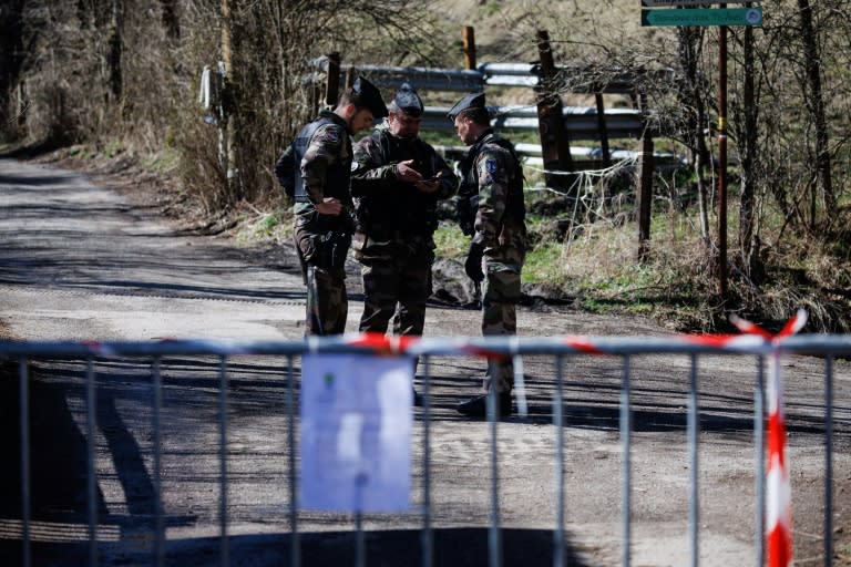 Des gendarmes lors de nouvelles recherches autour du village du Haut-Vernet après la découverte d'ossement du petit Emile porté disparu l'été dernier, le 2 avril 2024 dans les Alpes-de-Haute-Provence (CLEMENT MAHOUDEAU)