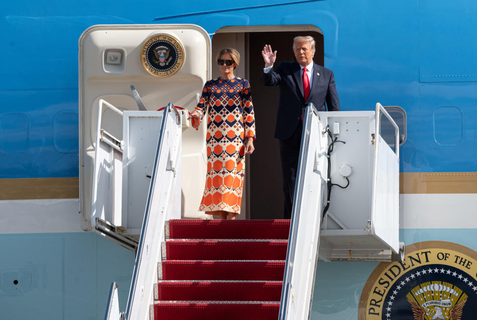 La prenda destaca principalmente por su estampado geométrico, que mezcla diferentes hexágonos de color naranja con cuadrados azules. Además, muestra la letra G (de Gucci) en varias partes del vestido. (Foto: Noam Galai / Getty Images)