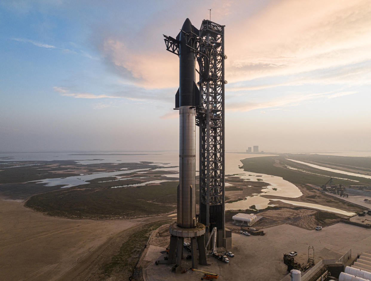 La fusée Starship installée sur la rampe de lancement de la base spatiale Starbase, située à l’extrême sud du Texas, s’apprête à décoller pour un premier vol d’essai.  (Photo de SPACEX / AFP) 