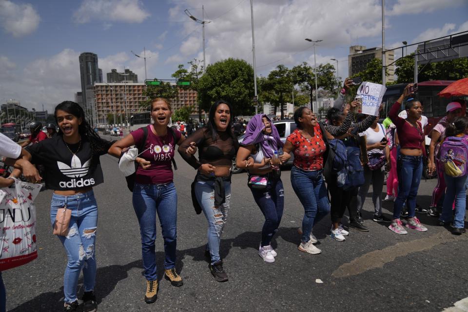 Familiares de presos en huelga de hambre protestan en la avenida Bolívar en Caracas, Venezuela, el miércoles 12 de junio de 2024. Los parientes de los reos protestan por las condiciones penitenciarias y por lo que consideran un lento trámite en el procesamiento de sus casos. (AP Foto/Ariana Cubillos)