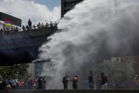 <p>La policía usa agua a presión para dispersar a los manifestantes de la oposición en Caracas, Venezuela Abril 6, 2017. REUTERS/Carlos Garcia Rawlins</p>