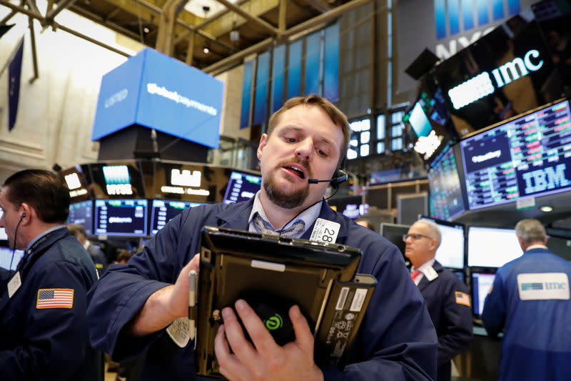 Traders work on the floor of the New York Stock Exchange, (NYSE) in New York, U.S., April 17, 2018. REUTERS/Brendan McDermid