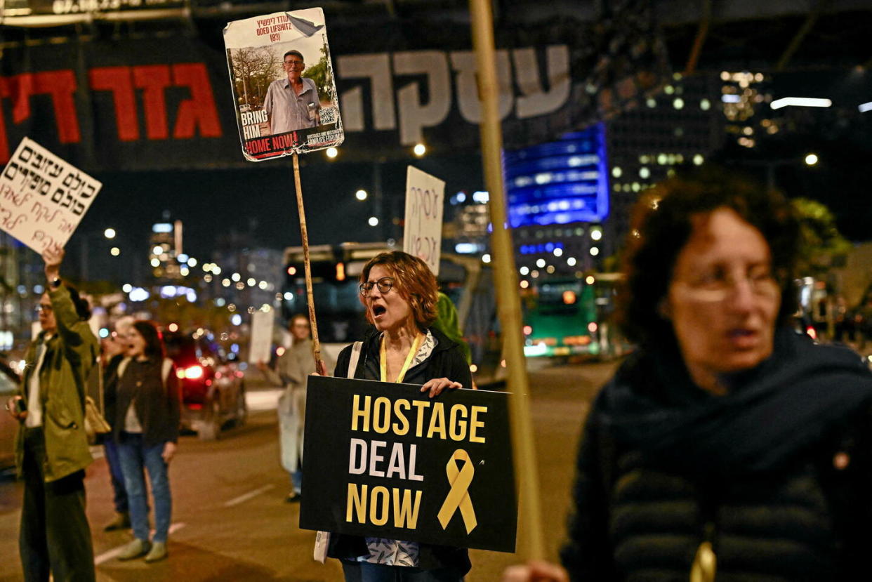 Une manifestation demandant la libération des otages retenus par le Hamas, le 25 février à Tel Aviv.  - Credit:DYLAN MARTINEZ / X00177 / REUTERS