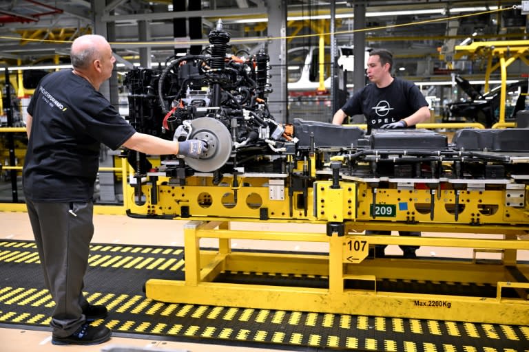 Des employés sur une ligne de production d'Opel, le 8 juin 2024 à Ruesselsheim, dans l'ouest de l'Allemagne (Kirill KUDRYAVTSEV)