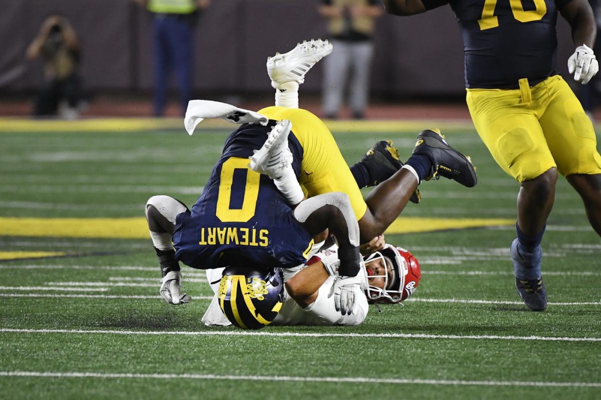 No. 9 Michigan begins defense of national title with 30-10 win over Fresno State