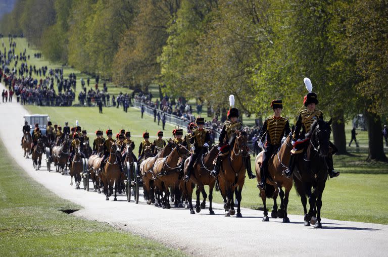 Reino Unido, Windsor: King's Troop, Royal Horse Artillery suben por el Long Walk hacia el Castillo de Windsor antes del funeral del Príncipe Felipe, Duque de Edimburgo, en la Capilla de San Jorge.