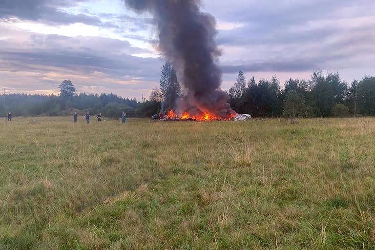 Esta fotografía publicada en un canal de Telegram @grey_zone vinculado a Wagner el 23 de agosto de 2023, muestra los restos de un avión en llamas cerca de la aldea de Kuzhenkino, en la región de Tver