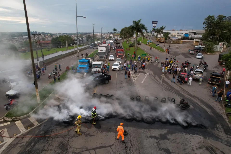 Bolsonaristas fazem barricada e travam via em Varginha, no interior de Minas Gerais - Foto: Pedro Vilela/Getty Images