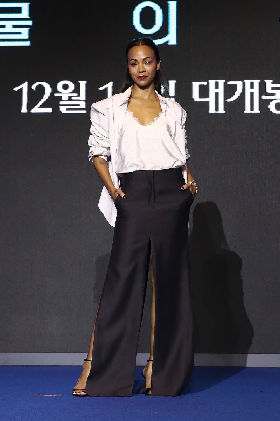 seoul, south korea   december 09 actress zoe saldana poses during a press conference for avatar the way of the water on december 09, 2022 in seoul, south korea photo by chung sung jungetty images