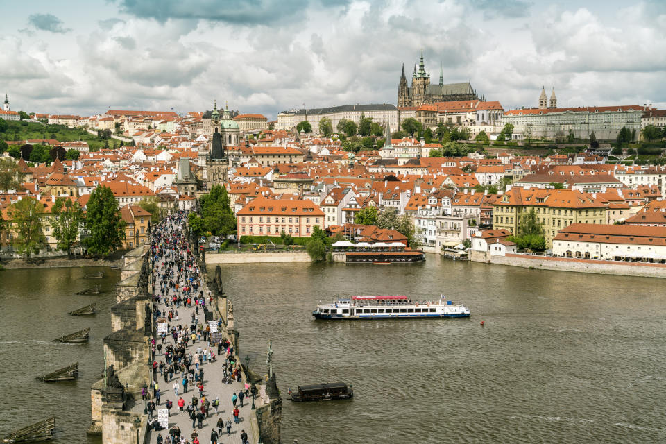 捷克布拉格是《生命中不能承受的輕》故事當中的主要城市。圖為市內的查理大橋（Charles Bridge）以及伏爾塔瓦（Vltava）河。（Getty Images）