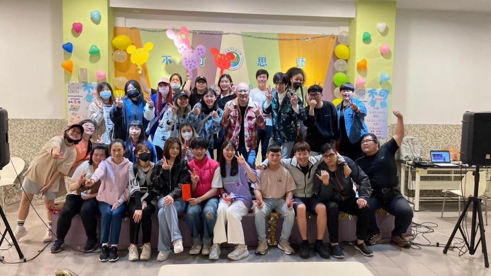 陳璽安擔任台北海大演藝系「Y2K不可思藝」評審，看到同學緊張覺得可愛。（台北海大提供）