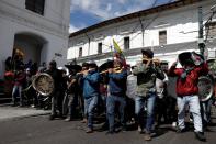 <p>Varios manifestantes tocan canciones tradicionales durante una manifestación en Quito. (Foto: Karen Toro / Reuters).</p> 
