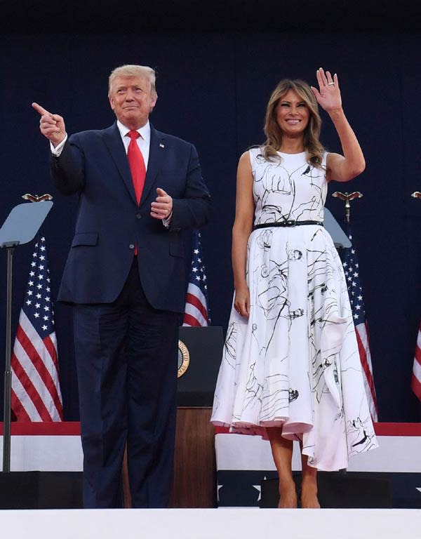 Melania Trump con vestido blanco midi