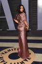 <p>Salma Hayek fue muy criticada por este look que llevó a la fiesta que ofreció la revista Vanity Fair luego de los Premios Oscar. Con este atuendo de falda y chaquetón brillantes, muchos aprovecharon para hacer burlas y algunos hasta compararon su atuendo con la bata de un pugilista/Getty Images </p>