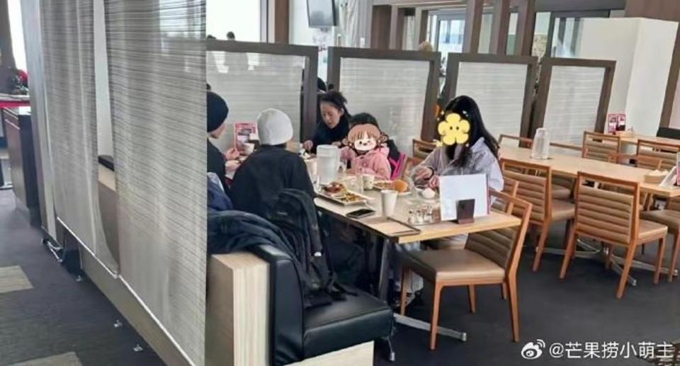 章子怡遭網友直擊，和繼女在北海道渡假村用餐。（翻攝自微博）