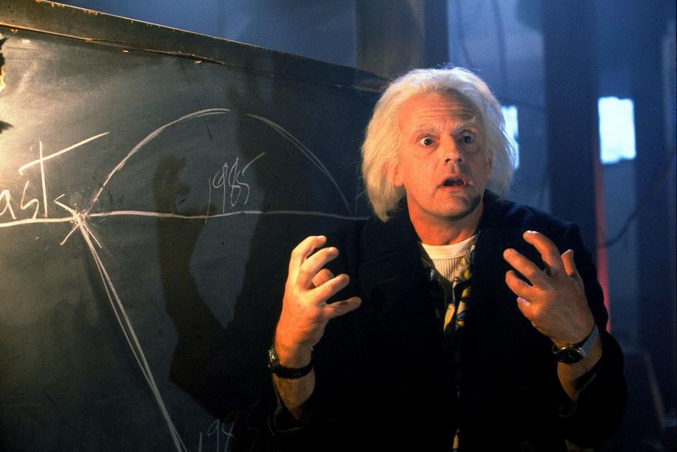 Er ist der Erfinder des Fluxkompensators, der Zeitreisen möglich macht und schon bald der beste Freund von Marty McFly: Dr. Emmett "Doc" Brown (Christopher Lloyd) erklärt seine Theorie, wie man die Vergangenheit verändern kann. (Bild: Universal Pictures)