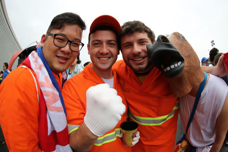 Los hinchas se preparan para ver el partido entre Argentina y Holanda