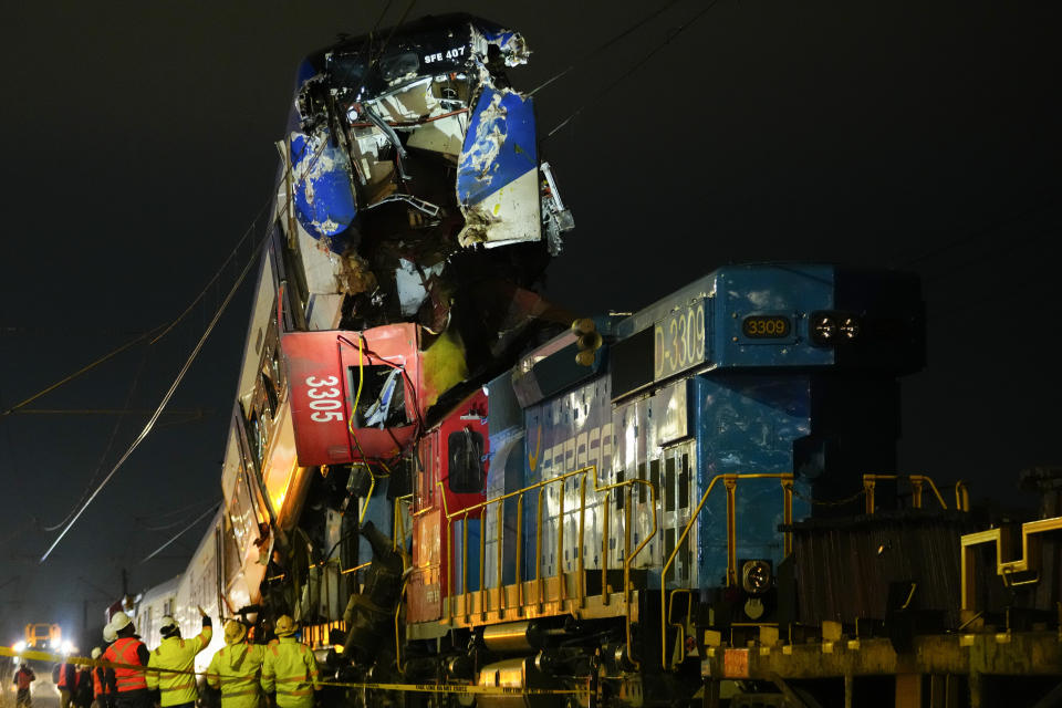 La policía investiga el lugar de un choque de trenes en San Bernardo, Chile, el 20 de junio del 2024. (Foto AP/Esteban Felix)