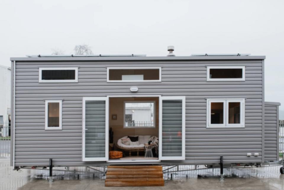 En la imagen, la Kahurangi Koinga, una minicasa de tan solo 15 metros cuadrados en la que reside un matrimonio con sus dos hijos pequeños. (Foto: <a href="http://www.buildtiny.co.nz/kahurangi-koinga-tiny-house" rel="nofollow noopener" target="_blank" data-ylk="slk:Build Tiny;elm:context_link;itc:0;sec:content-canvas" class="link ">Build Tiny</a>).